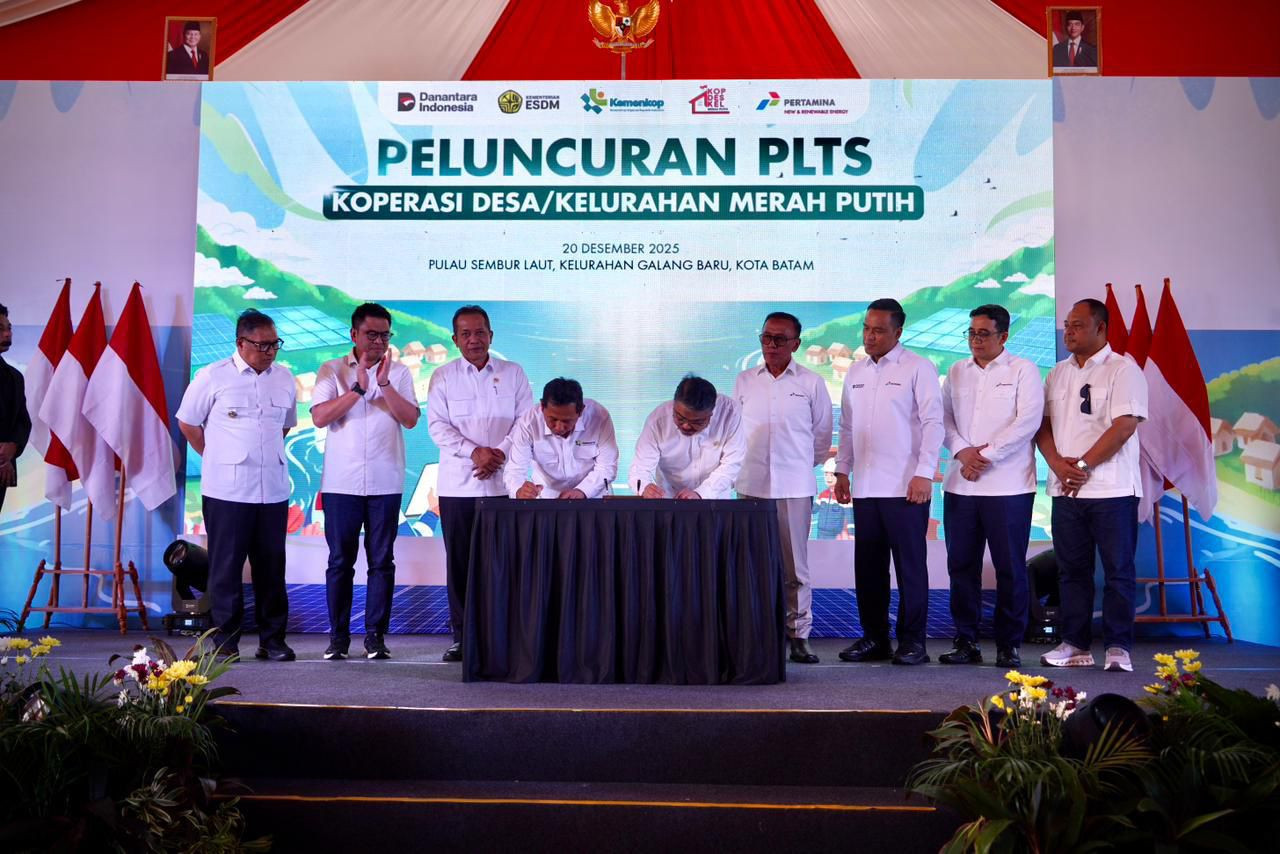 Sinergi Kemenkop dan Pertamina Launching Percontohan PLTS, Listrik Bagi Koperasi Nelayan Di Pulau Sembur