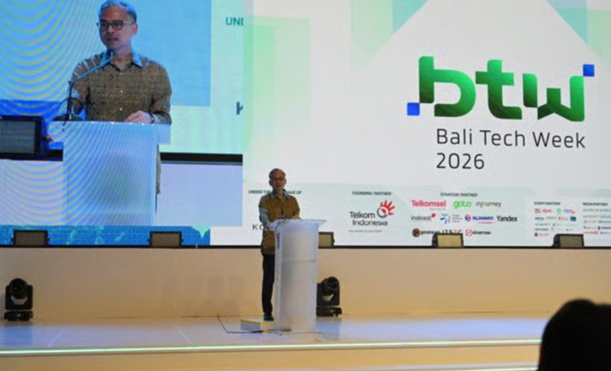 Menteri_Komunikasi_Malaysia,_Fahmi_Fadzil,_sedang_berpidato_di_Bali_Tech_Week_2026.jpg